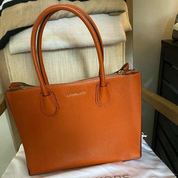 Purse, nice bag... in mint condition, never used. - Picture 1 of 5